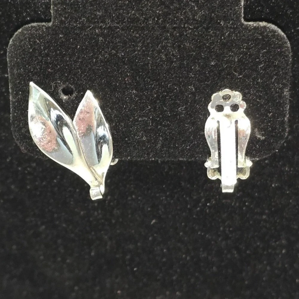 Vintage Silver Tone Double Leaf Clip On Earrings Botanical Modernist Jewelry